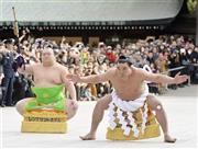 奉納土俵入りを行う横綱日馬富士（はるまふじ）。太刀持ち宝富士＝２０１６年１月７日、東京渋谷区の明治神宮（共同）