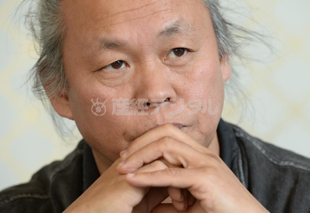 「今後も感じるまま自由に撮っていきたい」と語るキム・ギドク監督＝２０１５年１０月１４日、東京都港区（寺河内美奈撮影）