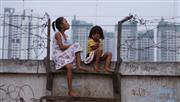首都ジャカルタのビジネス街に隣接する地区で遊ぶ子供たち。インドネシアは貧困問題の解決を目指している（ＡＰ）