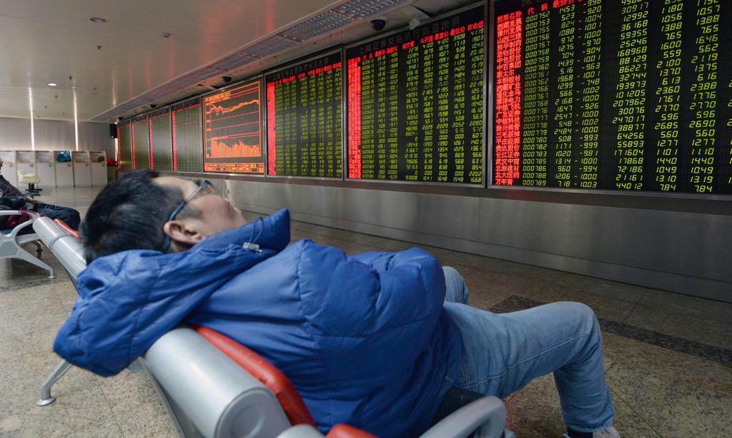 取引が全面停止され、北京の証券会社で仮眠を取る個人投資家＝７日（共同）