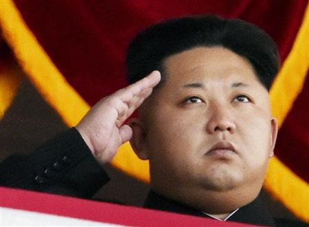 平壌の金日成広場で行われた、朝鮮労働党創建７０年の軍事パレードで敬礼する金正恩第１書記＝２０１５年１０月（共同）