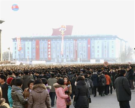 ８日、「水爆実験成功」を祝う大規模集会に参加するため、北朝鮮・平壌の金日成広場に集まった市民ら（共同）