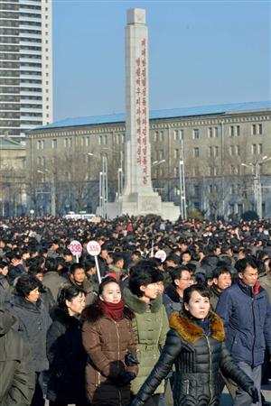 ８日、北朝鮮・平壌の金日成広場で開かれる「水爆実験成功」を祝う大規模集会に向かう市民ら（共同）