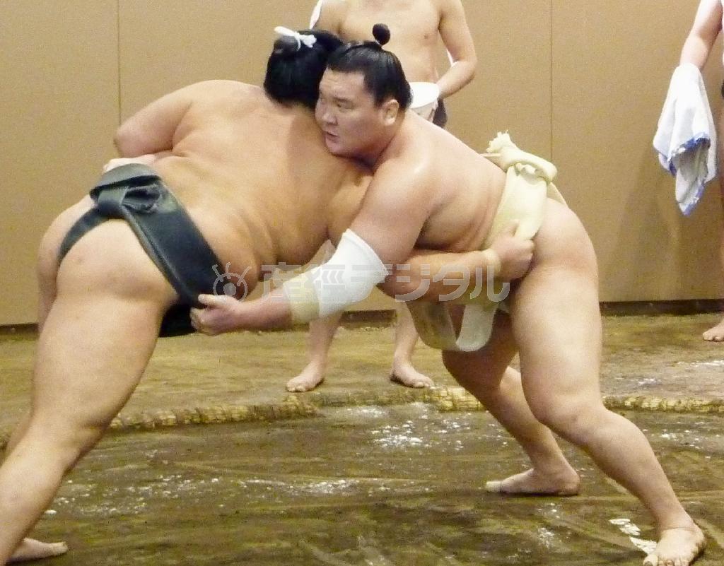 初場所に向けて最終調整する白鵬（右）＝２０１６年１月８日、東京都墨田区の宮城野部屋（共同）