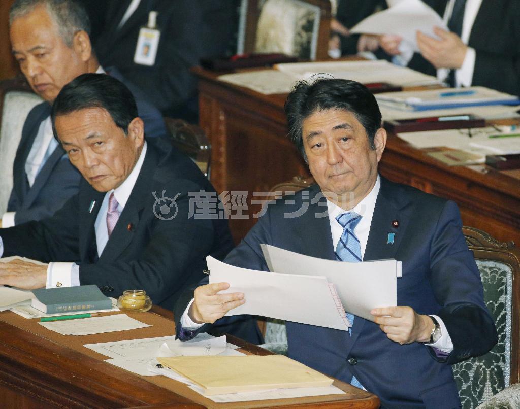 衆院本会議で答弁に臨む安倍晋三（しんぞう）首相（右）。北朝鮮の核実験をめぐる国際連携では「地球儀を俯瞰する外交」の真価が問われる＝２０１６年１月６日午後（共同）