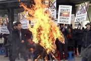 北朝鮮の４回目の核実験に抗議する集会で金正恩（キム・ジョンウン）第１書記の人形を燃やす韓国保守団体のメンバーら＝２０１６年１月７日、韓国・首都ソウル（共同）