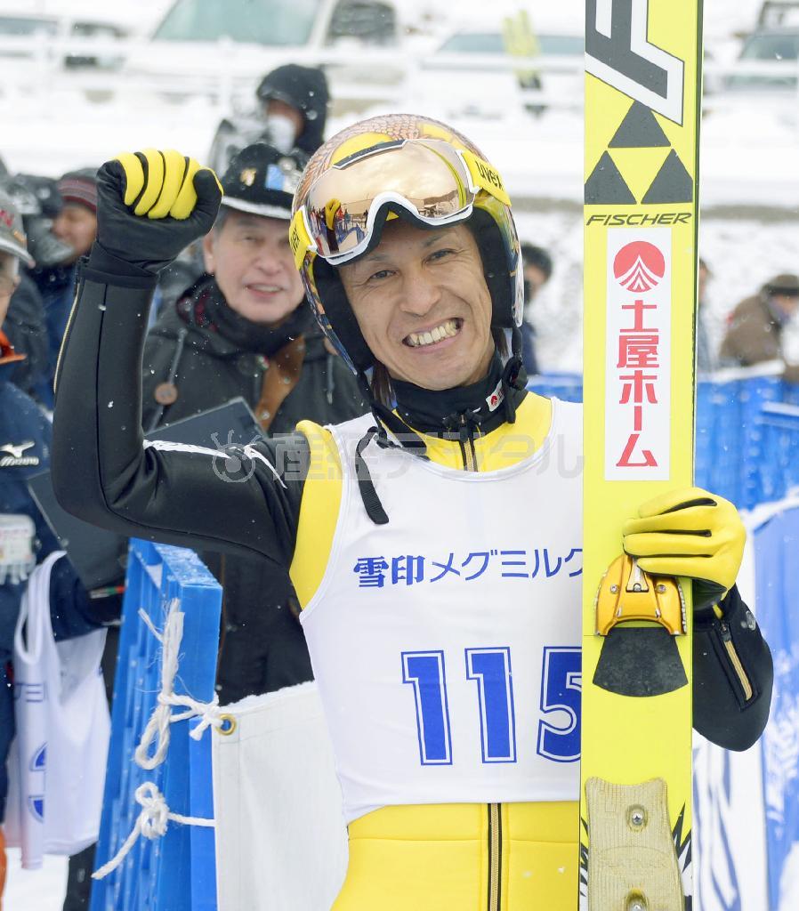 優勝を決め、笑顔でガッツポーズする葛西紀明＝２０１６年１月９日、北海道札幌市宮の森ジャンプ競技場（共同）