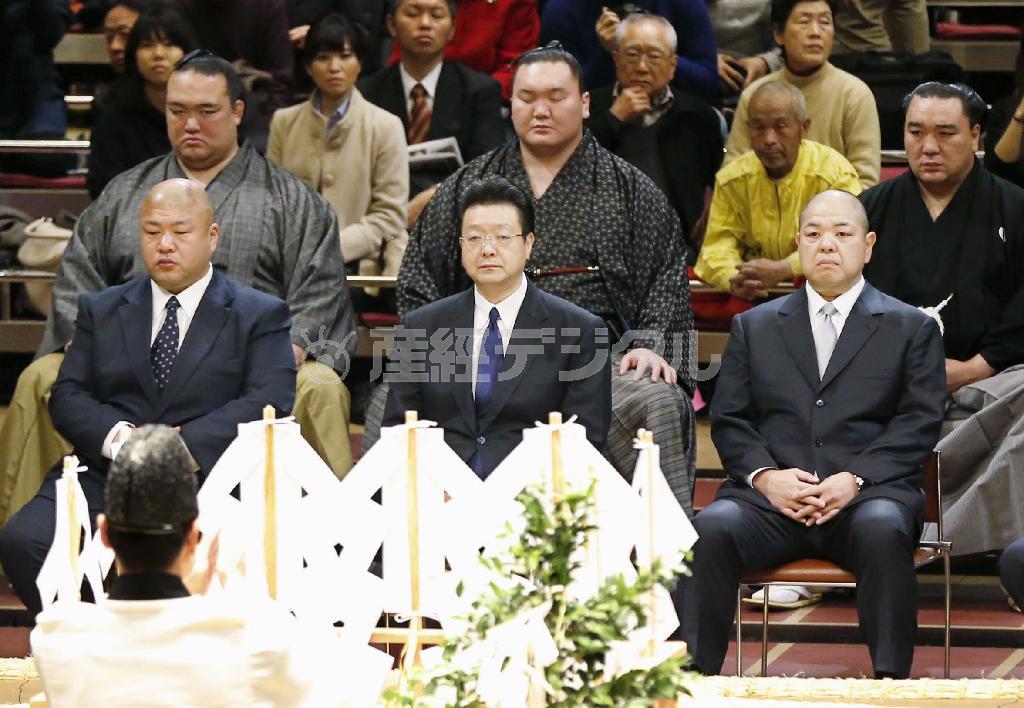 大相撲初場所を控え、土俵祭りに出席した八角（はっかく）理事長（手前右）ら。後方中央は横綱白鵬、同左は大関稀勢の里（きせのさと）＝２０１６年１月９日、東京都墨田区の両国国技館（共同）