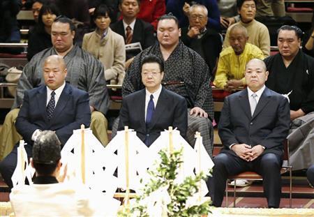 大相撲初場所を控え、土俵祭りに出席した八角（はっかく）理事長（手前右）ら。後方中央は横綱白鵬、同左は大関稀勢の里（きせのさと）＝２０１６年１月９日、東京都墨田区の両国国技館（共同）