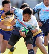 後半、突進するヤマハ発動機・堀江恭佑＝２０１６年１月９日、大阪市東住吉区のキンチョウスタジアム（安部光翁撮影）