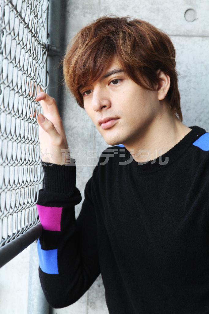 ジョン・レノンのファンだという城田優（しろた・ゆう）さん＝２０１５年１２月２４日、東京都墨田区（荻窪佳撮影）