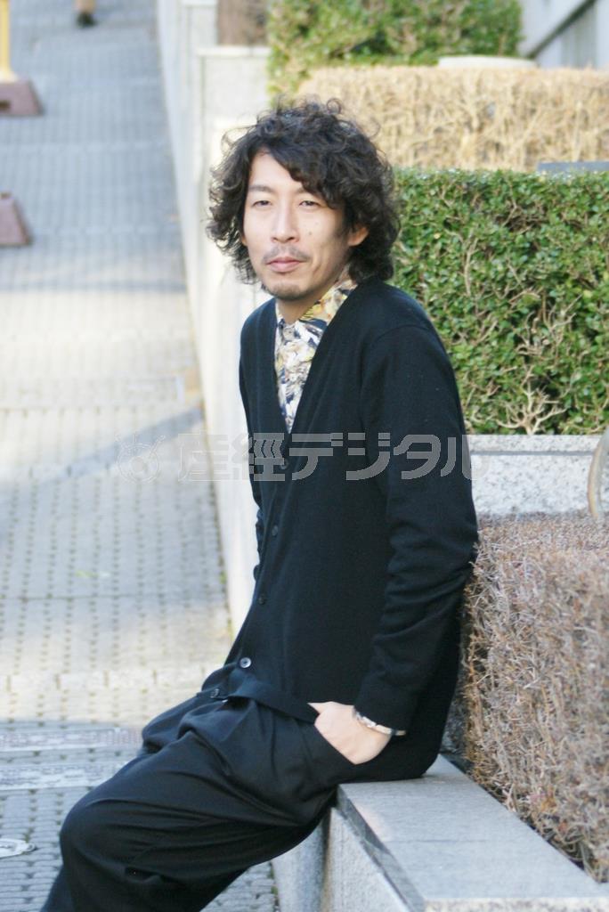 自らにとっての特別な年を、熱量たっぷりに切り取った、作家の早見和真（はやみ・かずまさ）さん＝２０１５年１２月１８日（塩塚夢撮影）