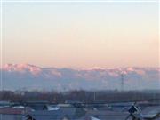 遅い朝日を浴びる札幌の西側にある山々＝２０１５年１２月２３日、北海道札幌市（乾ルカさん撮影）