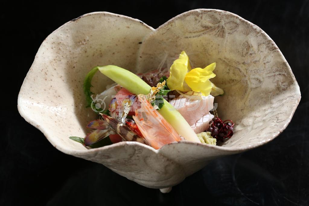 旬の魚を盛り合わせた造り。“脇役”が彩りを添える＝２０１５年１２月１６日、京都市東山区（志儀駒貴撮影）