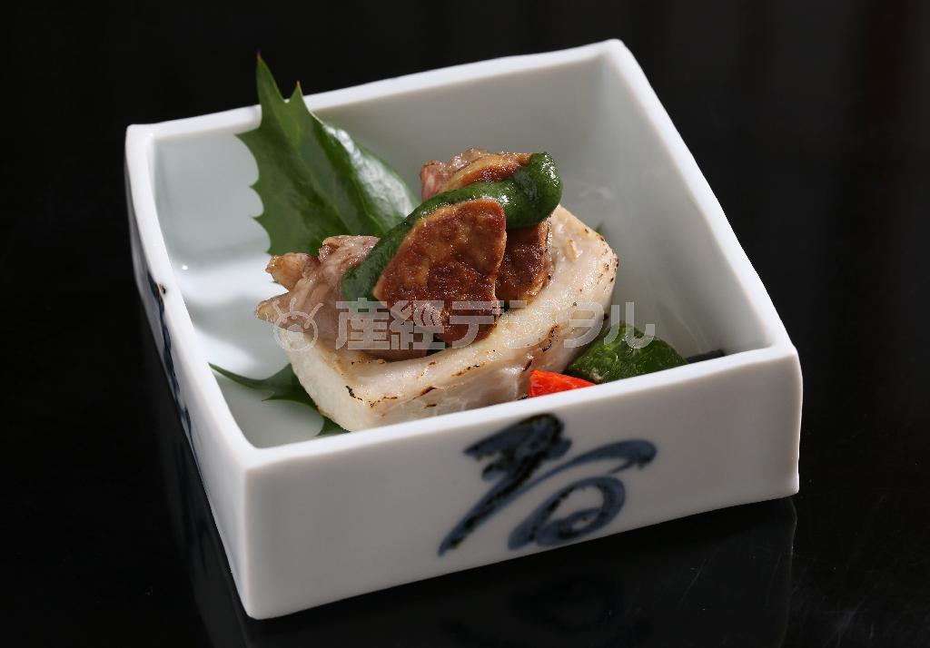 牛肉とフォアグラをエビイモに詰め合わせた射込み田楽。木の芽の味噌で味わう＝２０１５年１２月１６日、京都市東山区（志儀駒貴撮影）
