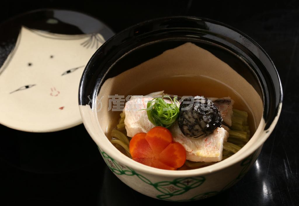 甘鯛で茶そばを巻いた蒸し物。意外な逸品だ＝２０１５年１２月１６日、京都市東山区（志儀駒貴撮影）