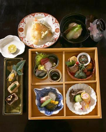 にぎやかに盛り付けられた「鴨川弁当」。まるで食の宝箱だ＝２０１５年１２月１６日、京都市東山区（志儀駒貴撮影）