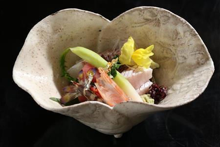 旬の魚を盛り合わせた造り。“脇役”が彩りを添える＝２０１５年１２月１６日、京都市東山区（志儀駒貴撮影）