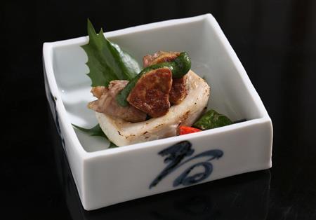 牛肉とフォアグラをエビイモに詰め合わせた射込み田楽。木の芽の味噌で味わう＝２０１５年１２月１６日、京都市東山区（志儀駒貴撮影）