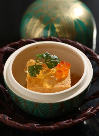 先付はアンコウの肝を使った黄色い豆腐＝２０１５年１２月１６日、京都市東山区（志儀駒貴撮影）