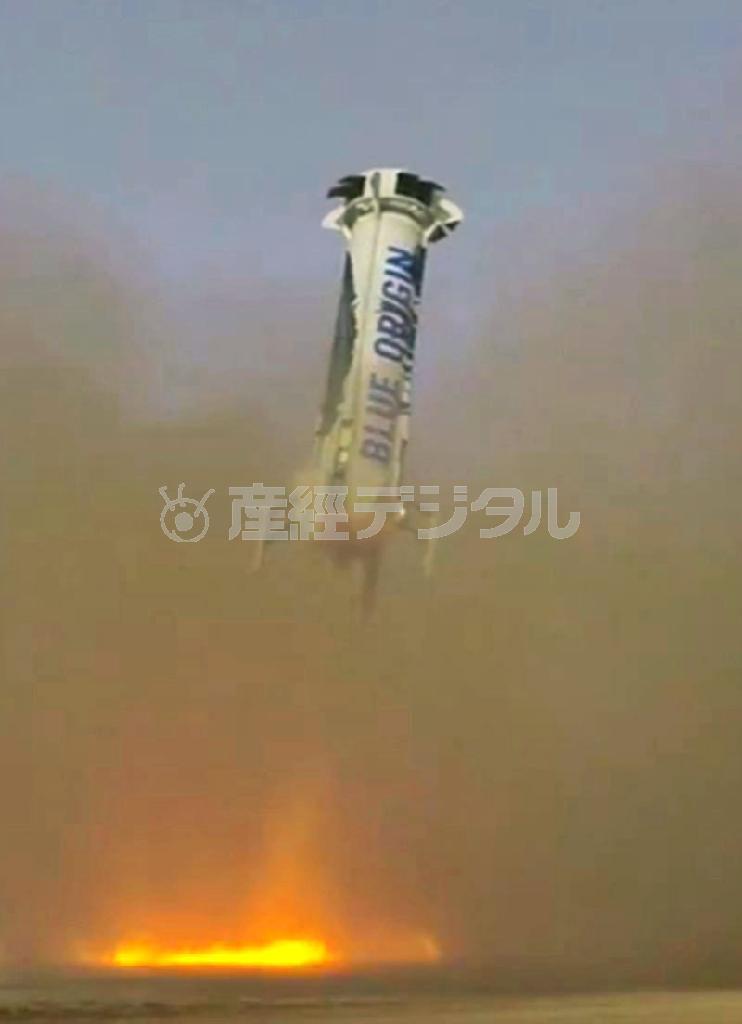 エンジン噴射しながら着陸するブルーオリジンのロケット＝２０１５年１１月、米テキサス州（ブルーオリジン提供）