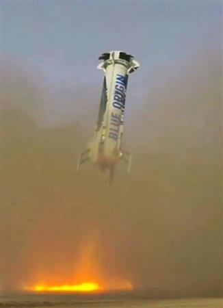 エンジン噴射しながら着陸するブルーオリジンのロケット＝２０１５年１１月、米テキサス州（ブルーオリジン提供）