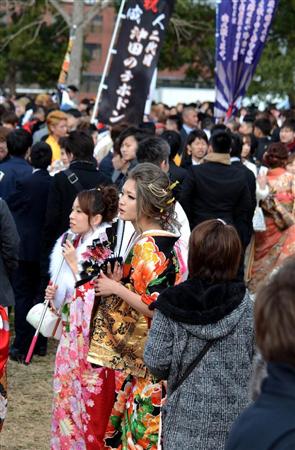 式典開始後もにぎやかな会場周辺＝１０日午後、北九州市小倉北区（中村雅和撮影）
