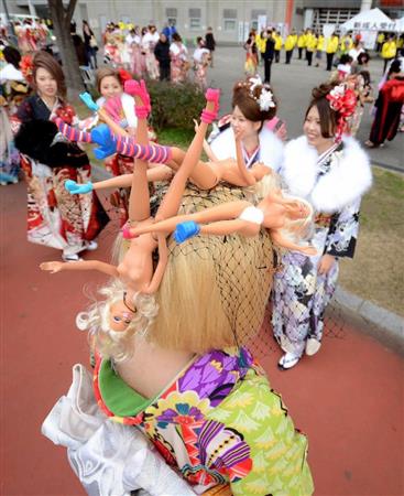 なぜか髪に人形が。「レディー・ガガ」をイメージしたという＝１０日午前、北九州市小倉北区（中村雅和撮影）