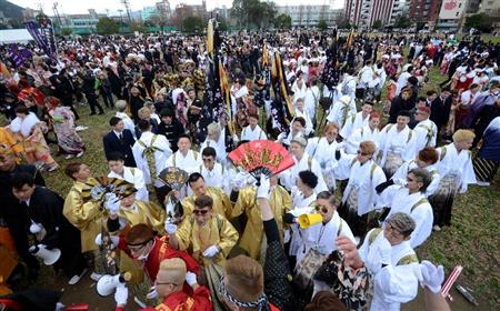 掛け声に合わせて気勢を上げる成人式の参加者ら＝１０日午前、北九州市小倉北区（中村雅和撮影）