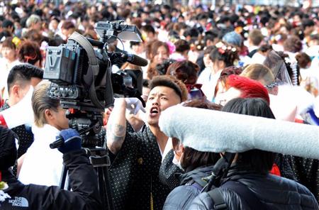 式典が始まっても会場の外は騒然としていた＝１０日午後、北九州市小倉北区（中村雅和撮影）
