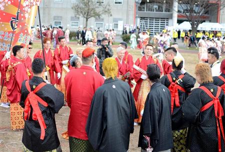同窓会場のように、にこやかに談笑する新成人＝１０日午前、北九州市小倉北区（中村雅和撮影）