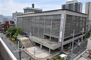 昨年６月、閉館した東大阪市立市民会館。新施設は平成３１年度に完成予定