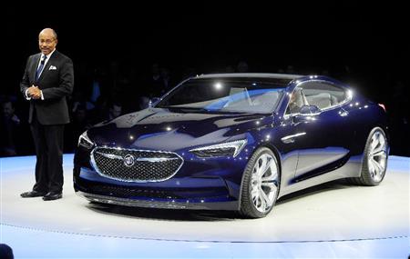 「ビュイック」ブランドのコンセプトカー「アビスタ」と並ぶエド・ウェルバーンＧＭ副社長＝１０日、デトロイト（ＡＰ）