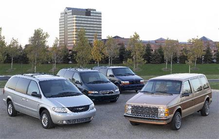 プリムスボイジャー、ダッジキャラバン、クライスラー・タウン＆カントリー、クライスラーグランドボイジャーと歴代のミニバンが並ぶ（フィアットクライスラー提供、ＡＰ）