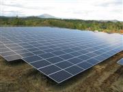 約８３００枚の太陽光パネルが敷き詰められた藤沢町発電所＝岩手県一関市