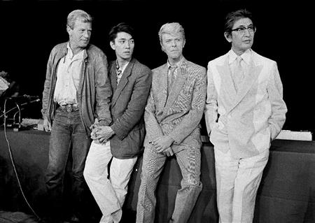 パリで、映画「戦場のメリークリスマス」の大島渚監督（右端）や出演した坂本龍一さん（左から２人目）と記念撮影するデビッド・ボウイさん（右から２人目）＝１９８３年５月（ＡＰ）