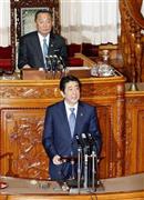 参院本会議で演説する安倍晋三（しんぞう）首相（手前）＝２０１６年１月８日（共同）