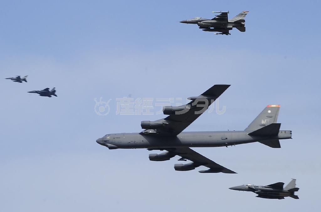 護衛されながら韓国・烏山上空を通過する米軍のＢ５２戦略爆撃機＝２０１５年１月１０日（共同）