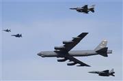 護衛されながら韓国・烏山上空を通過する米軍のＢ５２戦略爆撃機＝２０１５年１月１０日（共同）