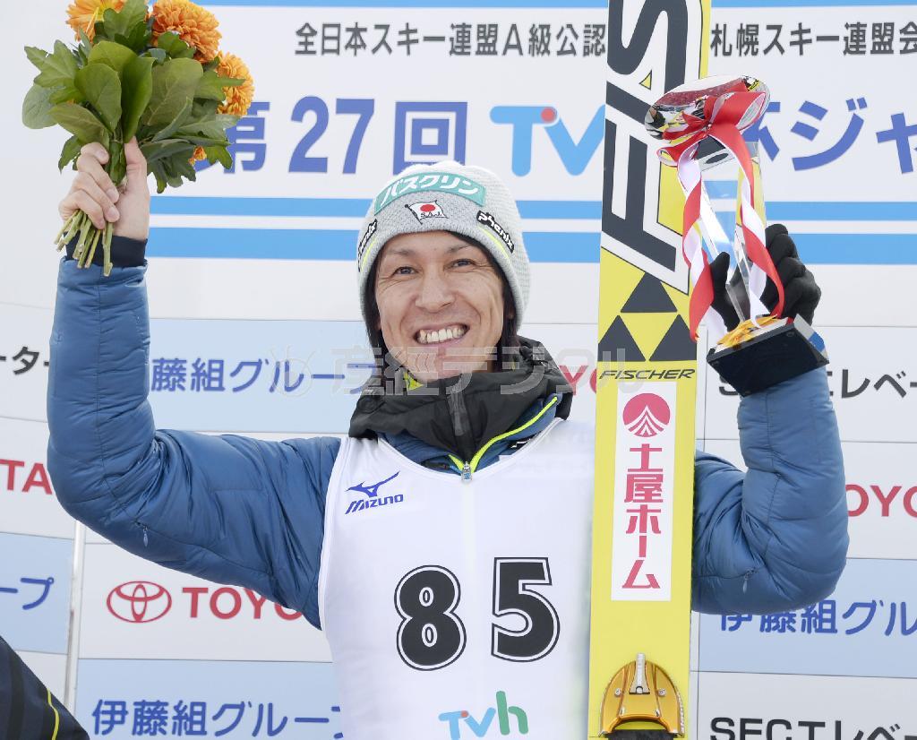 表彰式で笑顔の優勝した葛西紀明＝２０１６年１月１０日、北海道札幌市中央区の大倉山ジャンプ競技場（共同）