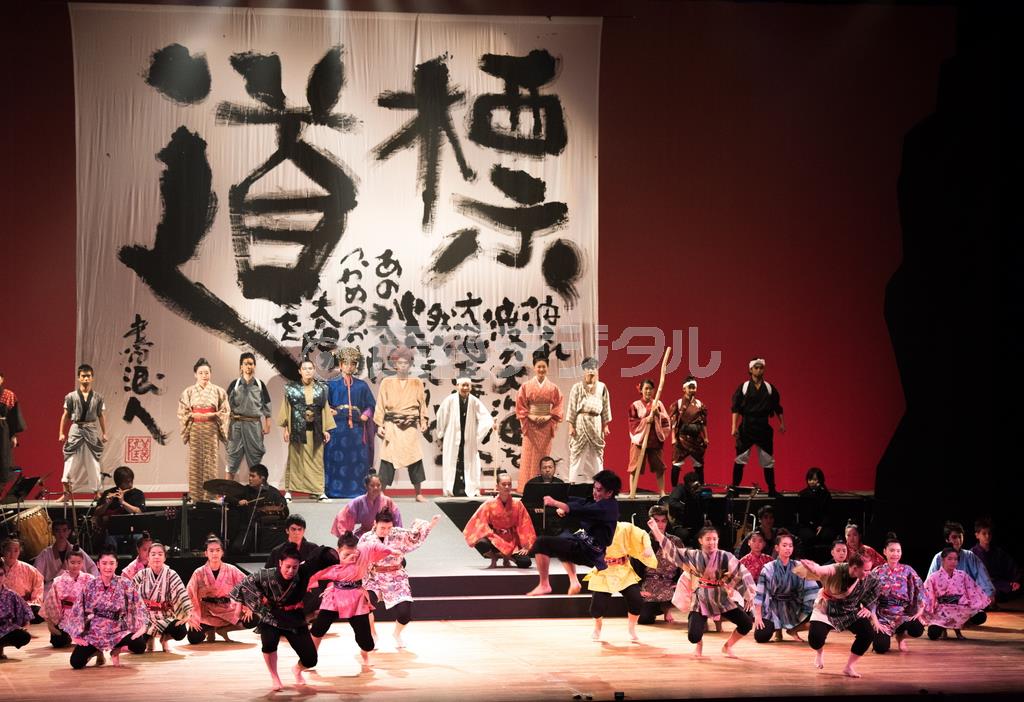 郷土の英雄「オヤケアカハチ」を語り継ぐ舞台は歌に踊りに気迫があふれている＝２０１５年１２月２０日、沖縄県石垣市の石垣市民会館（永山真治さん撮影）