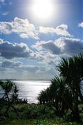 石垣島西端に位置する御神崎灯台から見た空と白い雲、そして太陽＝沖縄県石垣市（永山真治さん撮影）