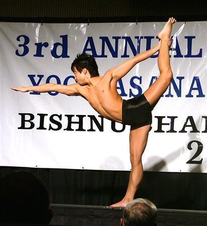 ２００６年ロサンゼルスで行われたヨガのポーズの美しさを競う大会「Ｔｈｅ＿３ｒｄ＿Ａｎｎｕａｌ＿Ｉｎｔｅｒｎａｔｉｏｎａｌ＿Ｙｏｇａ＿Ａｓａｎａ＿Ｃｈａｍｐｉｏｎｓｈｉｐ」に日本代表として出場した進藤悦夫インストラクター。半弓の立位のバランスの完成型を披露した＝２００６年２月１２日、米カリフォルニア州（本人提供）