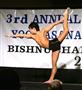 ２００６年ロサンゼルスで行われたヨガのポーズの美しさを競う大会「Ｔｈｅ＿３ｒｄ＿Ａｎｎｕａｌ＿Ｉｎｔｅｒｎａｔｉｏｎａｌ＿Ｙｏｇａ＿Ａｓａｎａ＿Ｃｈａｍｐｉｏｎｓｈｉｐ」に日本代表として出場した進藤悦夫インストラクター。半弓の立位のバランスの完成型を披露した＝２００６年２月１２日、米カリフォルニア州（本人提供）