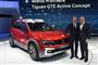 北米国際自動車ショーでスポーツ用多目的車（ＳＵＶ）の試作車「ティグアンＧＴＥアクティブ・コンセプト」を発表する独フォルクスワーゲン米国法人のホーン最高経営責任者（右）ら＝１１日、米ミシガン州デトロイト