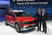 北米国際自動車ショーでスポーツ用多目的車（ＳＵＶ）の試作車「ティグアンＧＴＥアクティブ・コンセプト」を発表する独フォルクスワーゲン米国法人のホーン最高経営責任者（右）ら＝１１日、米ミシガン州デトロイト（小雲規生撮影）