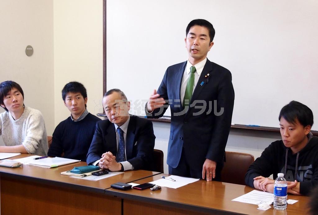 明治学院大学の学生と意見交換する自民党の牧原秀樹青年局長（右）＝２０１５年１２月２１日、東京都港区（田中一世撮影）