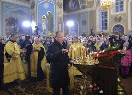 ロシア正教のクリスマス（降誕祭）イブに当たる１月６日、首都モスクワの北西１７０キロにあるボルガ川に面した都市、トベリの教会でキャンドルに火を灯すウラジーミル・プーチン露大統領。国民の多くがプーチン氏の対外政策を支持してきたが、経済苦境がさらに続けば、我慢にも限界がある＝２０１６年、ロシア（ロイター）