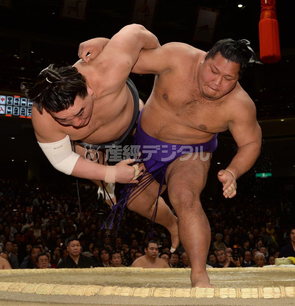日馬富士（はるまふじ、左）を豪快に投げ飛ばした松鳳山（しょうほうざん）＝２０１６年１月１１日、東京都墨田区の両国国技館（今野顕撮影）