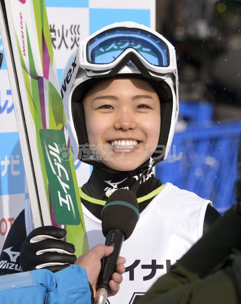 女子で優勝し笑顔の高梨沙羅（さら）＝２０１６年１月１１日、北海道札幌市中央区の宮の森ジャンプ競技場（共同）
